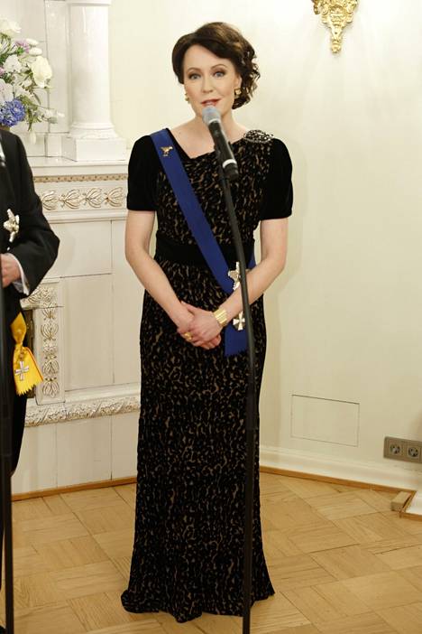 Jenni Haukio oli valinnut tumman, kirjaillun asun. Puku on muokattu Linnassa hänen yllään 2010 nähdystä puvusta.