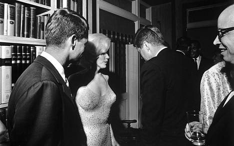 Marilyn Monroe lauloi onnittelulaulun presidentti Kennedyn 45-vuotisjuhlissa. 