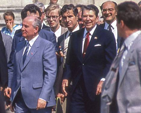 Mihail Gorbatshov ja Ronald Reagan tapasivat Moskovassa toukokuussa 1988. Tässä huippukokouksessa johtajat viimeistelivät keskimatkan ohjuksia rajoittavan INF-sopimuksen.