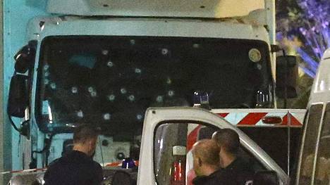 Terrori-iskun tekovälineenä käytetyn kuorma-auton tuulilasissa näkyy useita luodinreikiä.
