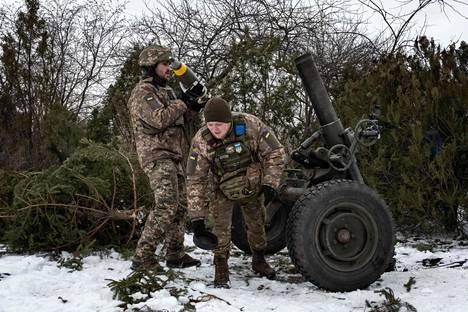 Ukrainalaisen 93. prikaatin sotilaita lataamassa ranskalaista 120mm kranaatinheitintä Bahmutissa 15 helmikuuta 2023.