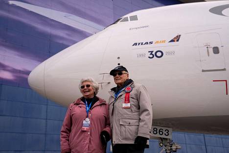 Eläköitynyt Boeing-työntekijä Scott Tomkins osallistui vaimonsa Muriel Tomkinsin kanssa viimeisen Boeing 747-mallin luovutustilaisuudeet. Tomkins mukana kehittämässä 747-mallia 1960-luvulla. 