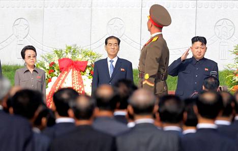 Kim Jong-un kuvattiin juhlatilaisuudessa yhdessä entisen pääministerin Pak Pong-jun ja tätinsä Kim Kyong-huin kanssa vuonna 2013.