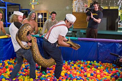 Vuonna 2006 Jackassin kuvauksissa nähtiin valtava käärme, jota Ryan Dunn ja Johnny Knoxville pitelivät.
