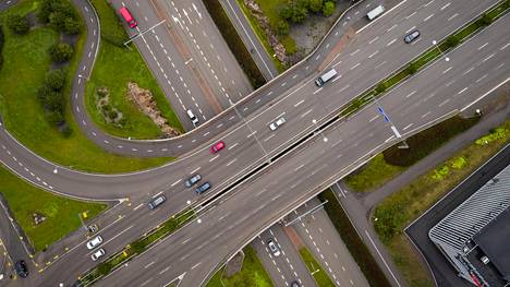 Selvityksessä arvioitiin raskaan liikenteen aikaperusteisen tienkäyttömaksun eli vinjetin käyttöönottoa Suomen koko tieverkolla.
