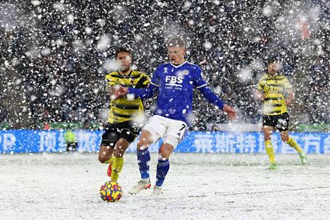 Watfordin Kiko Femenia (vas.) ja Leicesterin Harvey Barnes kamppailivat talvisissa olosuhteissa. 