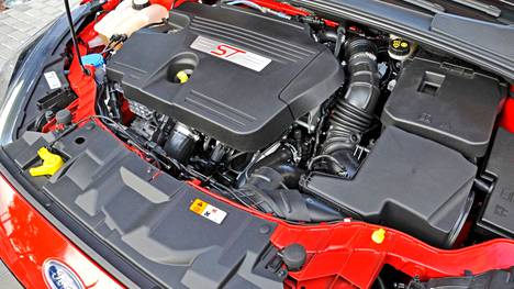 Kuvassa on Ford Focus 5DR 2.0 Ecoboost ST -mallin moottori. 