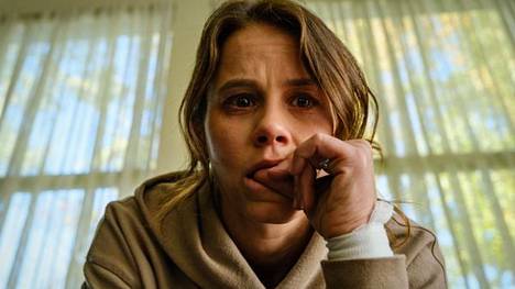 Smile-elokuvassa Sosie Bacon näyttelee psykiatria, joka tutkii potilaidensa itsemurhia.