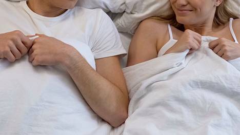 Ilta-Sanomien seksikyselyyn vastanneet ovat kokeneet ensimmäisen seksikertansa useimmiten 16- tai 17-vuotiaana. 