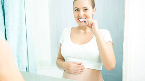 Suun terveydestä ja säännöllisistä hammaslääkärikäynneistä on hyvä huolehtia jo raskautta suunniteltaessa. 