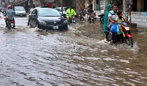 Valtavat tulvat ovat riivanneet Pakistania.