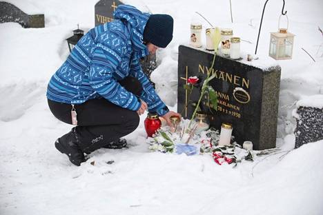 Pirjo Aunala kävi laskemassa kynttilän Nykäsen haudalle.