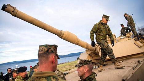 Sotilaat tarkistavat kalustoa Trident Juncture -sotaharjoituksessa Norjassa.