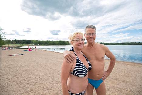 Kouvolalaiset paluumuuttajat Eija ja Juha Sollo nauttivat kesäpäivästä Käyrälammen uimarannalla. Heitä tieto Kouvolan asemasta Suomen hellepääkaupunkina ei yllättänyt.