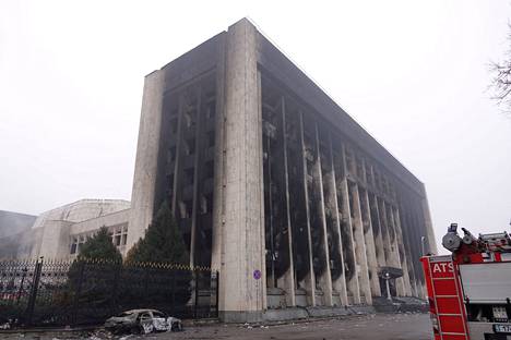 Almatyn kaupungin hallintorakennus poltettiin. 