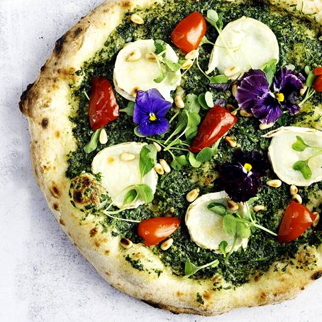 Pesto-pizzan täytteitä voi elävöittää syötävillä kukilla.