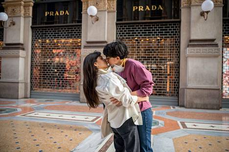 Nuoripari oli laskenut maskit kasvoiltaan antautuessaan suudelmaan torstaina Milanossa, jossa koronavirukseen liittyviä rajoitteita on tällä viikolla löysätty.