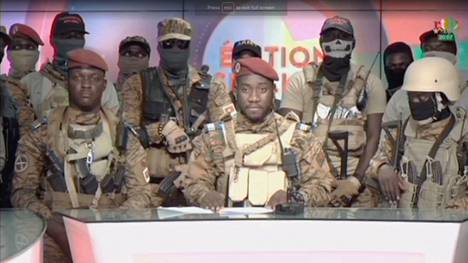 Kapinaan nousseiden asevoimien edustajat ovat ilmoittaneet televisioidussa lausunnossaan, että maan uusi johtaja on kapteeni Ibrahim Traore. Traore kuvan vasemmassa laidassa.