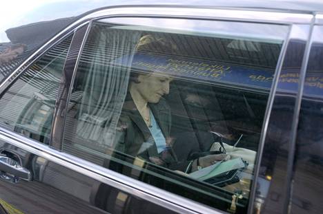 Suomen ensimmäinen naispääministeri Anne Jäätteenmäki matkusti yksinäisyydessä jättämään eroilmoitusta presidentti Tarja Haloselle Kultarantaan eduskuntaryöpytyksen jälkeen.