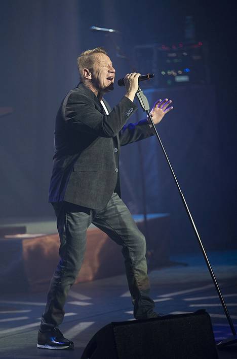 Olli Lindholm laulamassa Tampere-talossa vuonna 2016.