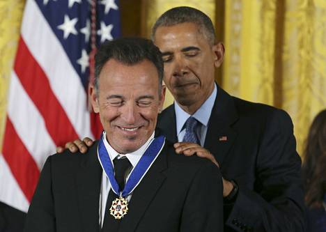Yhdysvaltain presidentti Barack Obama myönsi Bruce Springsteenille presidentillisen kunniamitalin vuonna 2016.
