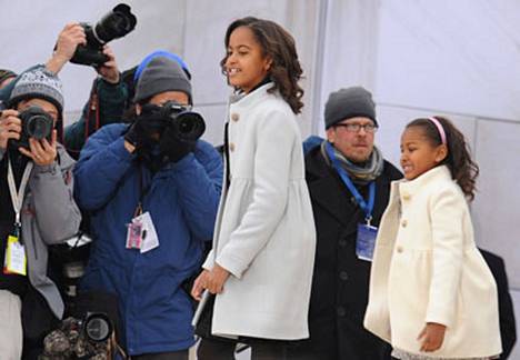 Barack Obaman tyttäret Malia (vas.) ja Sasha olivat kameroiden ristitulessa.