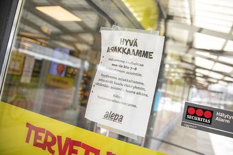 Lappu Alepan ovessa Helsingin Kulosaaressa kertoo, että kello 7 ja 8 välillä kauppa on rauhoitettu riskiryhmien asioinnille.