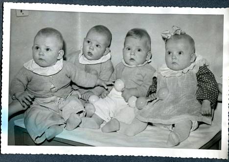 Neloset ryhmäpotretissa puolivuotiaina vuonna 1951.