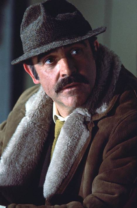 Painostus-elokuvan poliisietsivän rooli oli Sean Conneryn irtiotto James Bondista. Murhia tutkivan poliisin röyhkeä ja ylimielinen käytös puretaan elokuvan aikana osiin.