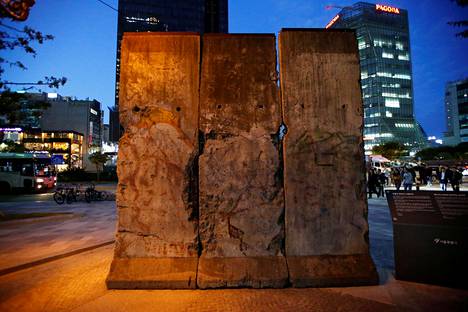 Soulissa Etelä-Koreassa muurin osa on saanut oman aukionsa.