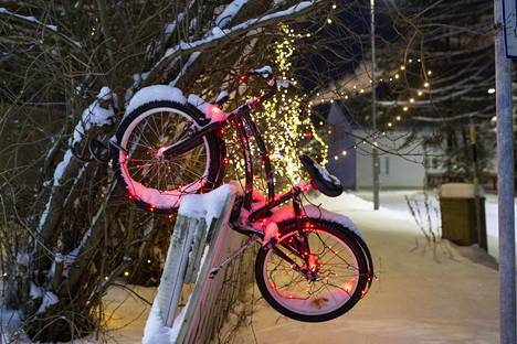 Valoin koristeltu polkupyörä on yksi valopihan erikoisuuksista.