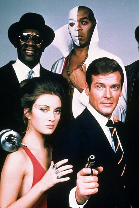 Elä ja anna toisten kuolla -seikkailu sijoittuu Jamaikalle. Kirjasta vuonna 1973 tehdyn elokuvan pääosassa James Bondina nähtiin Roger Moore.