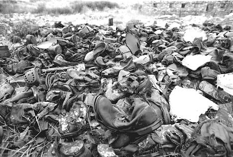 Vangeilta jääneitä kenkiä yhdeltä pahamaineisen Kolyman alueen leiriltä.