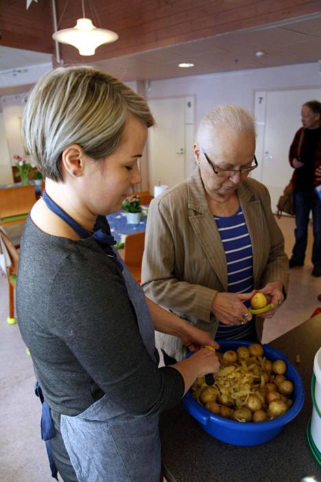 Keittäjä Marppa Murtagh ja asukas Onerva Sotka kuorivat perunoita.