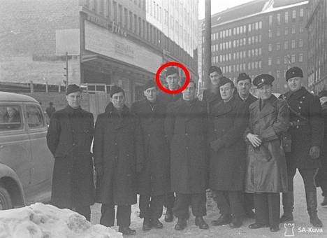 Tuleva Bond-elokuvan tähti Christopher Lee on mitä ilmeisimmin neljäs mies vasemmalta. Hän saapui Suomeen maaliskuun alussa 1940 vapaaehtoisena liittyäkseen sotaan Neuvostoliittoa vastaan.