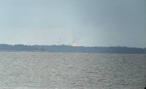 Korkea liekki paloi Portovajan suunnalla Venäjällä muun muassa 24. heinäkuuta. IS:n lukija ikuisti liekin kameralle tuolloin Suomen puolelta Haminan Lanskerista. 