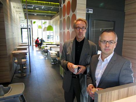 Teollisuuskadun McDonaldsin suunnittelija Lasse Vahtera sekä yrittäjä Aki Soininen.