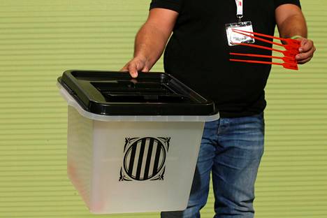 Mies kantaa vaaliuurnaa Barcelonassa.