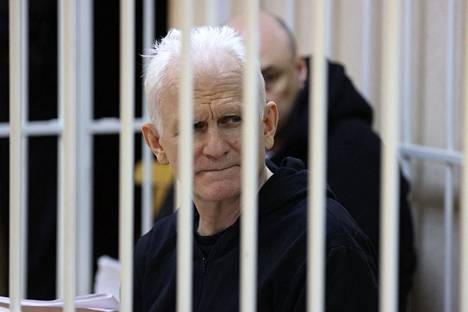 Valkovenäläinen oppositioaktivisti Ales Bjaljatski määrättiin vastikään 10 vuodeksi vankilaan. Hän sai Nobelin rauhanpalkinnon vuodelta 2022 yhdessä venäläisen Memorialin ja ukrainalaisen Center for Civil Liberties -järjestön kanssa.
