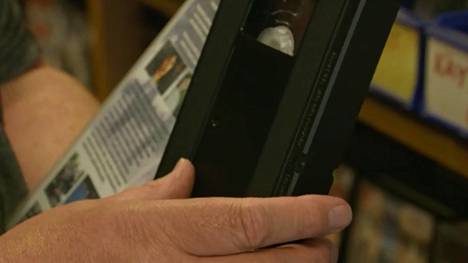 Vuodelta 1976 peräisin oleva VHS-kasetti oli yleisin tallennusmuoto videonauhureissa. Dvd:n, digiboksien, ja suoratoistopalvelujen myötä VHS jäi marginaaliin, mutta siihen kohdistuu yhä intohimoja.
