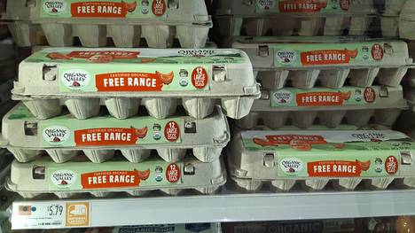 Kananmunien hinnat ovat nousseet. Osasyynä on kuivuus, joka on vaikeuttanut maatilojen kananmunien tuotantoa.