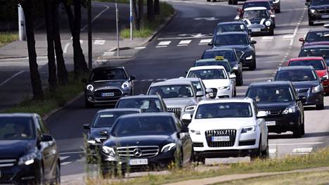 Suomen liikenteessä liikkuu entistä enemmän ulkomailta tuotuja käytettyjä autoja.