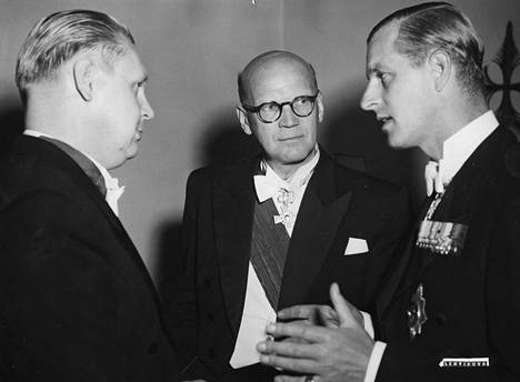 Suomessa vuonna 1952 vieraillut prinssi Philip sai Englannin lähetystön päivällisillä juttuseurakseen ulkoministeri Sakari Tuomiojan (vas.) ja silloisen pääministerin Urho Kekkosen (kesk).