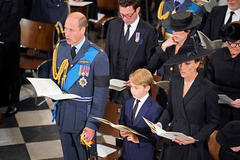 Kruununperimysjärjestyksessä toisena oleva George seisoi hautajaisissa eturivissä isänsä Williamin ja äitinsä Catherinen välissä.