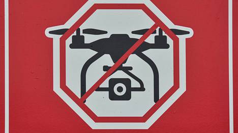 Droneilta kiellettyjen alueiden välttäminen kuuluu lennättäjän perustietoihin.