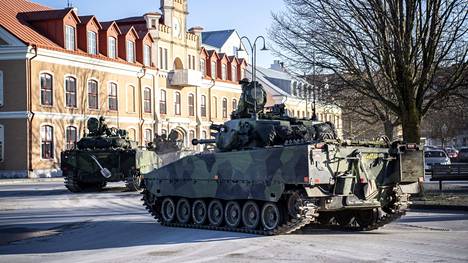 Panssarivaunut ajoivat Visbyn kaduilla perjantaina.
