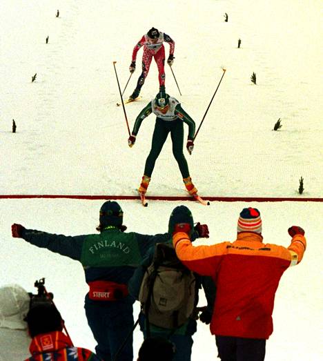 Satu Salonen kukisti vuoden 1997 MM-viestin loppukirissä Italian Manuela Di Centan. Kati Pulkkinen (selin vasemmalla) ja kumppanit juhlivat pronssia.