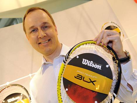 Urheiluvälineistä tunnettu Amer Sports aikoo kasvattaa urheiluvaatteiden kauppaa, toimitusjohtaja Heikki Takala sanoo. Yksi vaatebrändeistä on tennismailoistaan tunnettu Wilson.