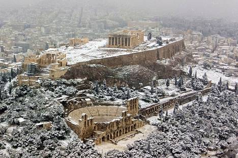 Parthenonin temppeli on lumisateen peitossa.