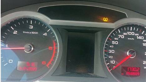 Kuluttajan ottama kuva mittaristosta, jossa näkyy keltainen merkkivalo. Kuluttaja epäili, että autossa olisi sähkövika. 